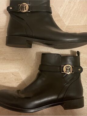 Tommy Hilfiger Black Leather Ankle Boot with Gold Logo Medallion